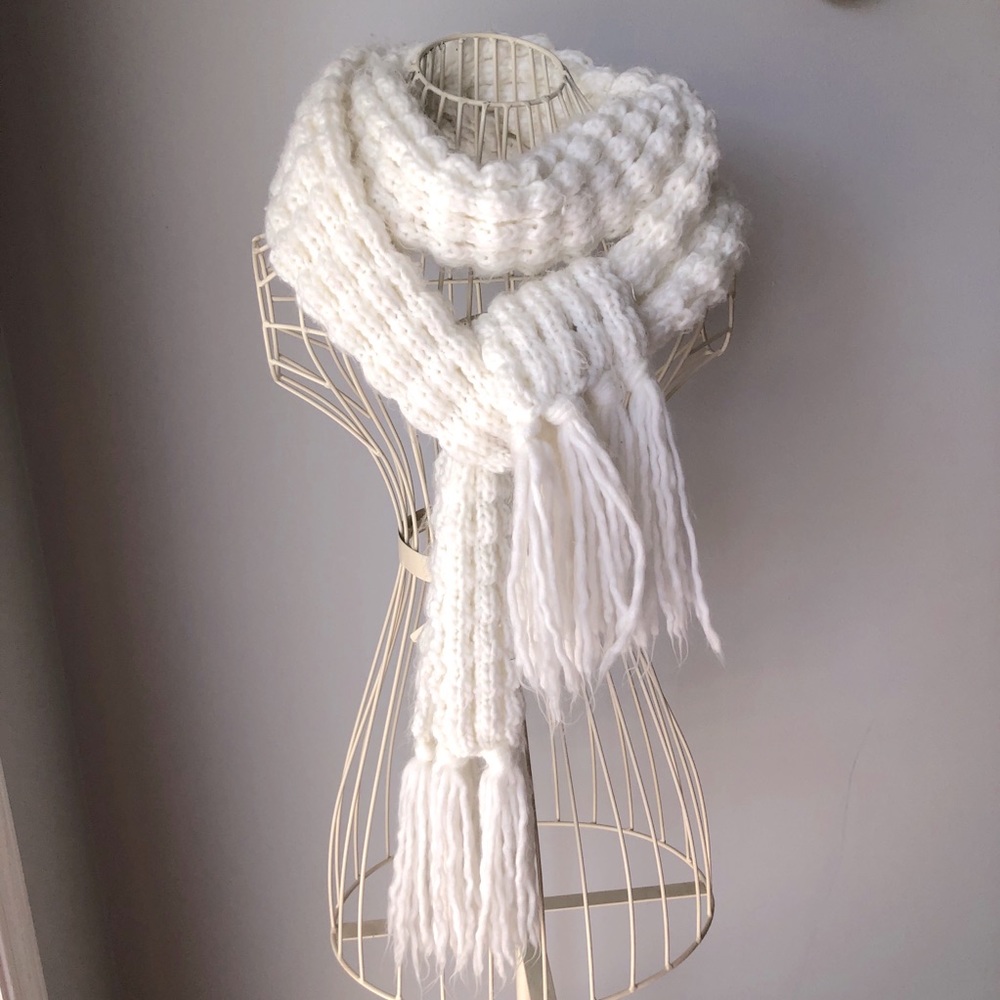 SOLD!! A&F Chunky Scarf 🥂